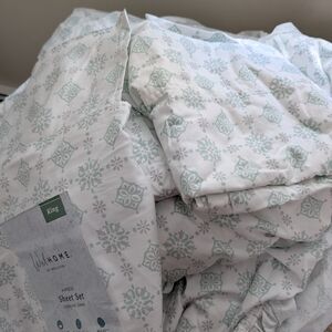 King Size WelHome By Welspun 4 Piece Green and White Bedding for a Cozy Sleep